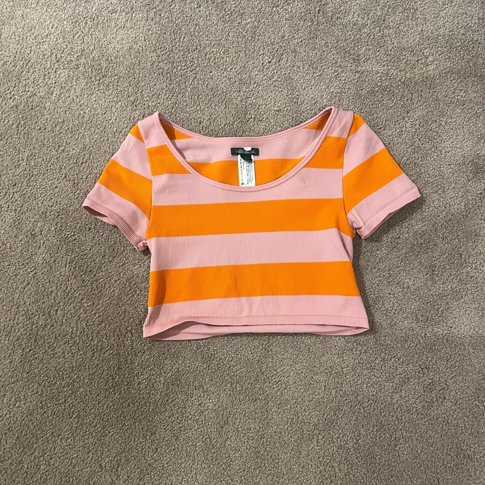 cute orange and salmon wild fable top that’s the perfect wide neck fit size smal